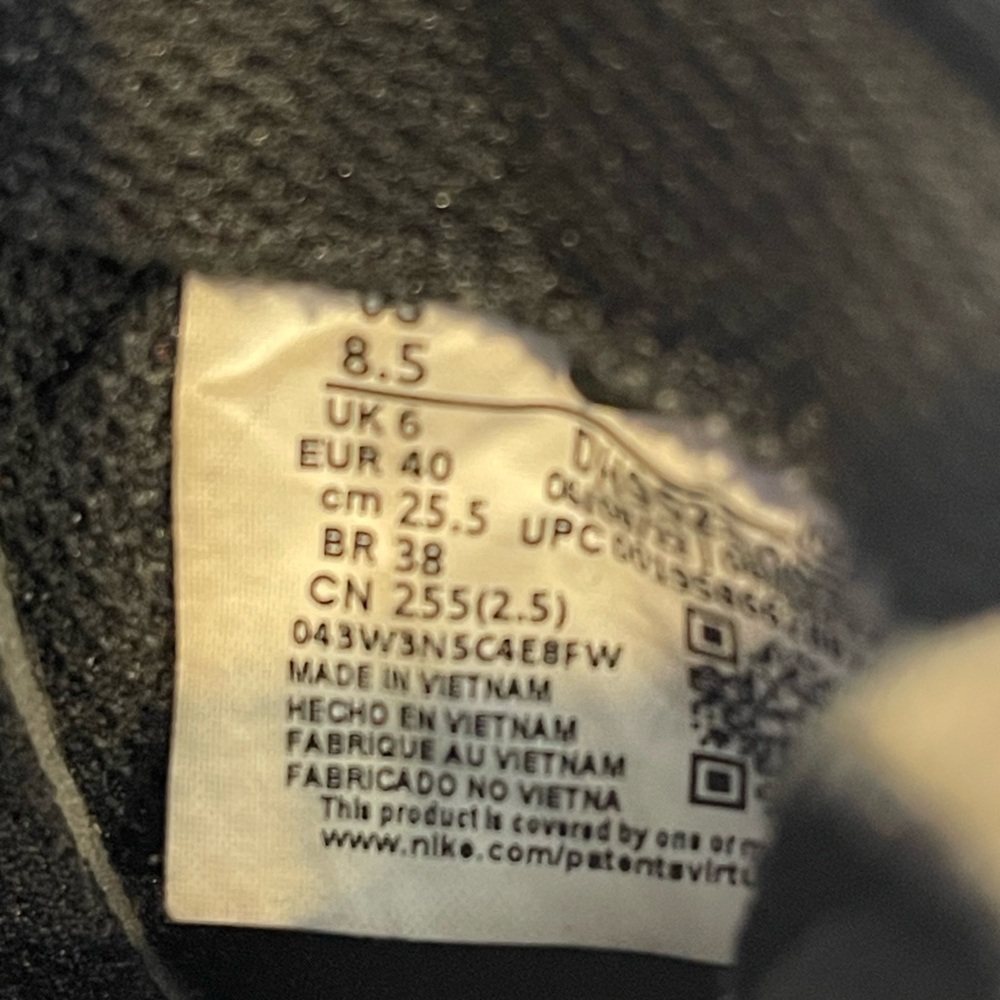 NIKE ATHLETIC SHOES 8.5 - Picture 6 of 6